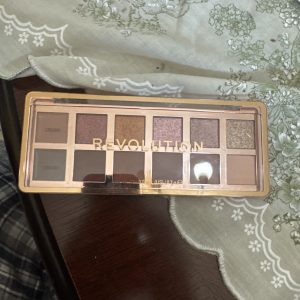 Revolution Eyeshadow palette THE TRUE ICON